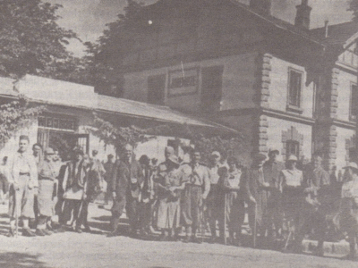 М. Орлович з туристами в Яремче