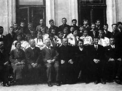 Учні 5-го класу і викладачі, 1933/1934 н. р. Іван Олексишин сидить сьомий зліва у першому ряду (Ювілейна книга Української гімназії в Тернополі. До сторіччя заснування. 1898–1998 / за ред. С. Яреми. – Тернопіль; Львів, 1998)