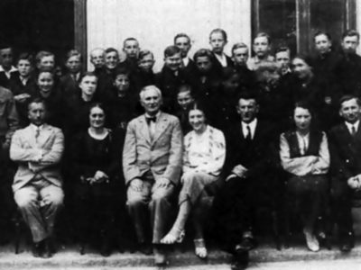 Учні 2-Б класу (нового типу) і вчителі, 1935/1936 н. р. Іван Олексишин сидить шостий зліва у першому ряду (Ювілейна книга Української гімназії в Тернополі. До сторіччя заснування. 1898–1998 / за ред. С. Яреми. – Тернопіль; Львів, 1998)