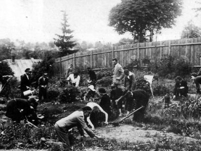 У шкільному городі під керівництвом Івана Олексишина, 1930-ті рр. (Ювілейна книга Української гімназії в Тернополі. До сторіччя заснування. 1898–1998 / за ред. С. Яреми. – Тернопіль; Львів, 1998)