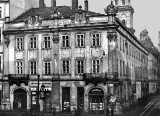 Будівля на площі Ринок №10 – давній палац Любомирських. Тут розташувалися українські товариства та установи: «Боян», «Просвіта», «Руська Бесіда», «Клуб русинок»