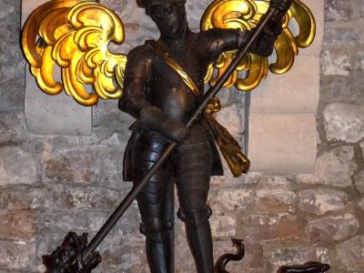 Скульптурна композиція «Архистратиг Михайло перемагає сатану»