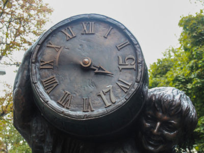 Годинник-бочка на пам’ятнику Львівському пивовару. Фото: Анастасія Нерознак