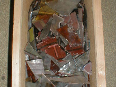 Скриня зі склом з вітражів, знайдена в підземеллях Вірменської церкви, фот. А.Мацєй