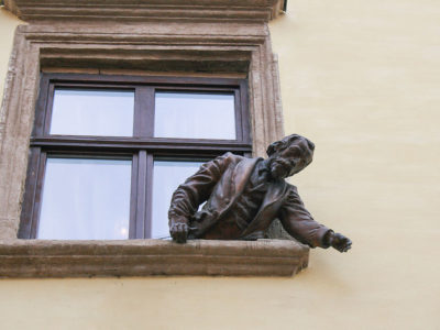 Фрагмент пам'ятника Я. Зегу та І. Лукасевичу. На зображеній частині - І. Лукасевич. Фото: Анастасія Нерознак