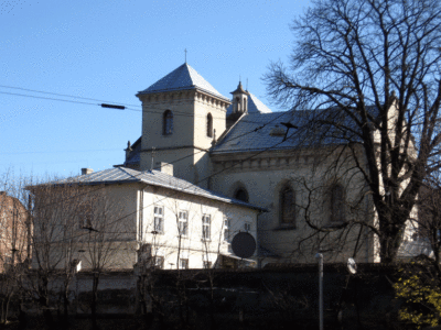 Вид на костел та комплекс шпиталю зі сторони сучасної вулиці Бандери