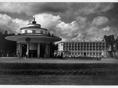 «Мармуровий палац» у Моршині. На передньому плані – бювет «Грибок»