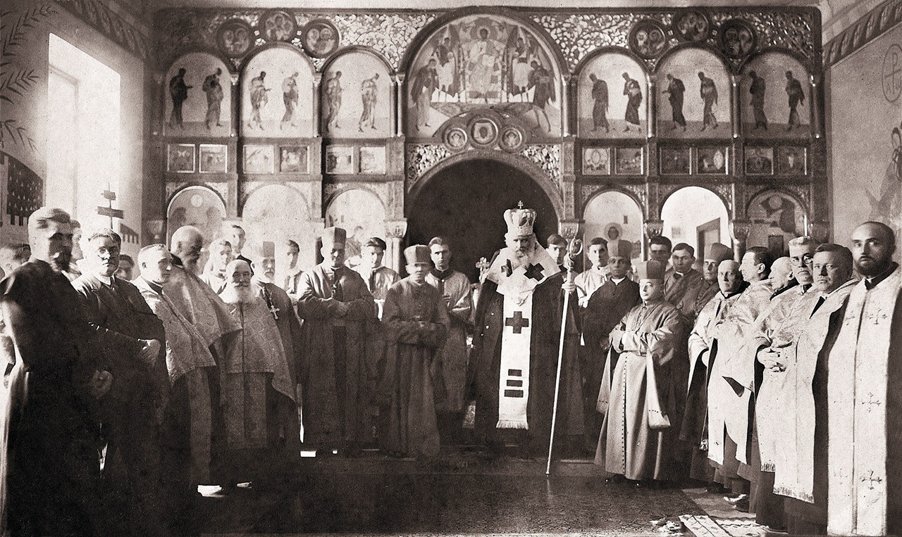 Митрополит Андрей на освяченні каплиці (1929). Крайні ліворуч – Йосиф Сліпий і П.І.Холодний