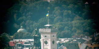 Львівська ратуша із Високого Замку (фото Сергія Гуменного)