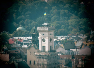 Львівська ратуша із Високого Замку (фото Сергія Гуменного)