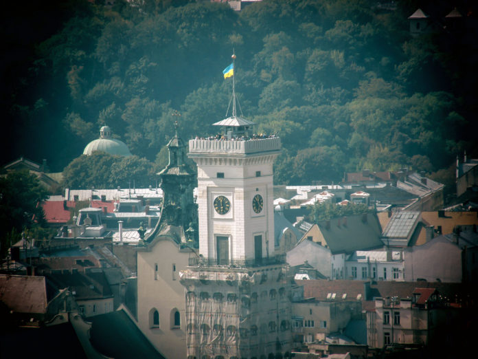 Львівська ратуша із Високого Замку (фото Сергія Гуменного)