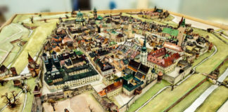 Панорама давнього Львова. На передньому плані Низький замок. Джерело: http://panoramalwowa.pl