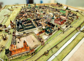 Таємниці Низького Замку у Львові Панорама давнього Львова. На передньому плані Низький замок. Джерело: http://panoramalwowa.pl