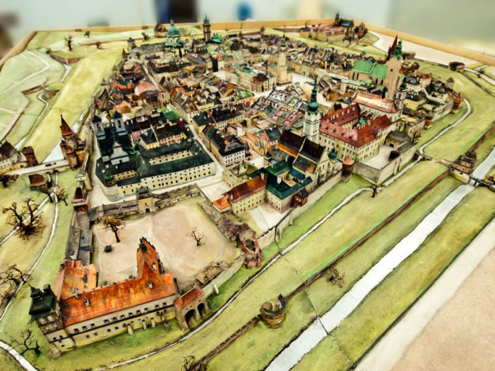 Панорама давнього Львова. На передньому плані Низький замок. Джерело: http://panoramalwowa.pl