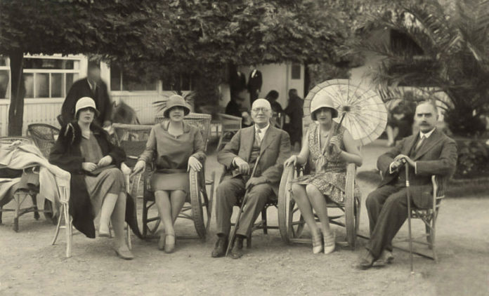 Курорт Трускавець. Творча богема: піаніст і композитор А. Михайловський (в центрі), збоку від від нього адвокат Федорович з дружиною, драматична акторка І. Древська та співачка М. Богуцька, 1929 рік