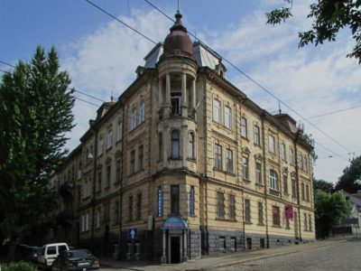 Дім Л. Лубенського і Г. Домбровського у Львові на розі вулиць Стрийської, 5 і Рутковича, 2, споруджений у 1896—1897 рр. Необарокове скульптурне оздоблення виконав скульптор Броніслав Солтис.