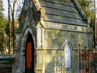 Каплиця Білінських, зведена за проектом Михайла Ковальчука (виконала майстерня Леопольда Шімзера) на Личаківському цвинтарі у Львові