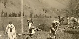 Селяни при виконанні шляхових ремонтних робіт