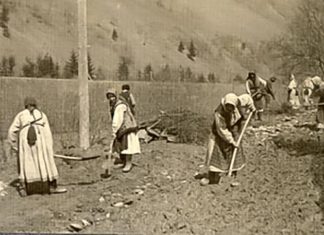 Селяни при виконанні шляхових ремонтних робіт