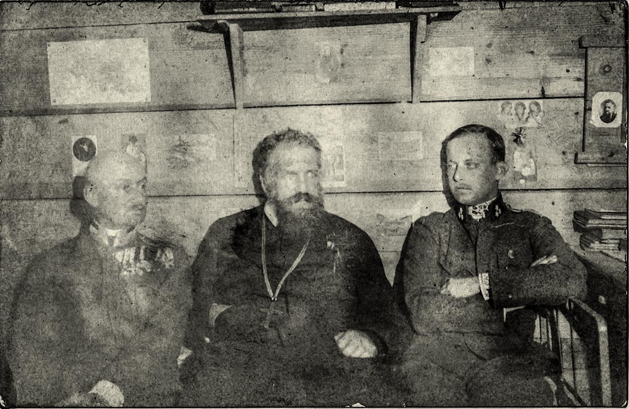 Зліва направо: барон Казимир Гужковський, митрополит граф Андрій Шептицький, ерцгерцог Вільгельм Габсбург. Село Кадлубиськ поблизу Бродів, зима 1917–1918 рр.