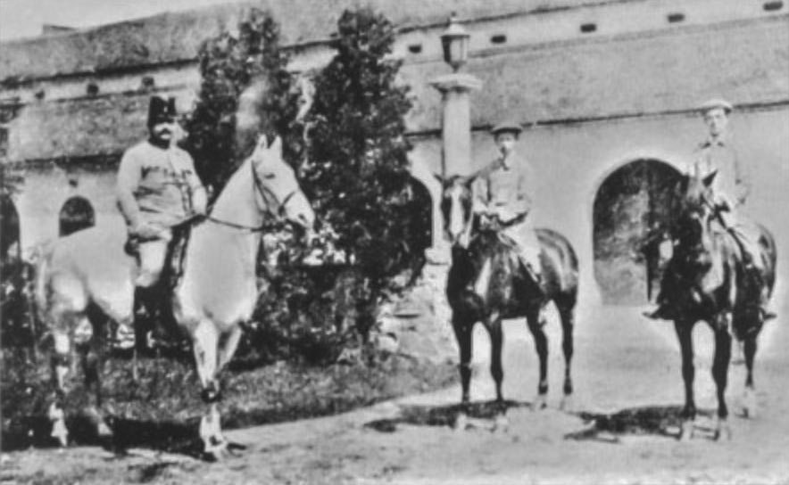 Вільгельм Габсбург (у центрі) у родовому маєтку Живці