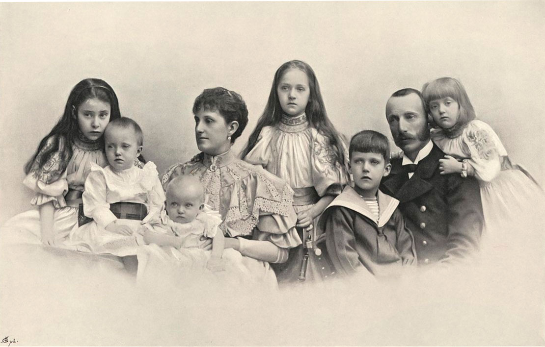 Архикнязь Карл Стефан Габсбурґ (другий праворуч) із родиною, 1896 рік. На руках у дружини Марії Терези – наймолодший із шести дітей син Вільгельм, майбутній Василь Вишиваний