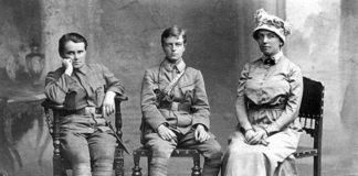 Зліва - дес. Г.Дмитерко, хор. С.Галечко, О.Басараб. Відень, 1917 р.