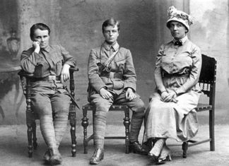 Зліва - дес. Г.Дмитерко, хор. С.Галечко, О.Басараб. Відень, 1917 р.