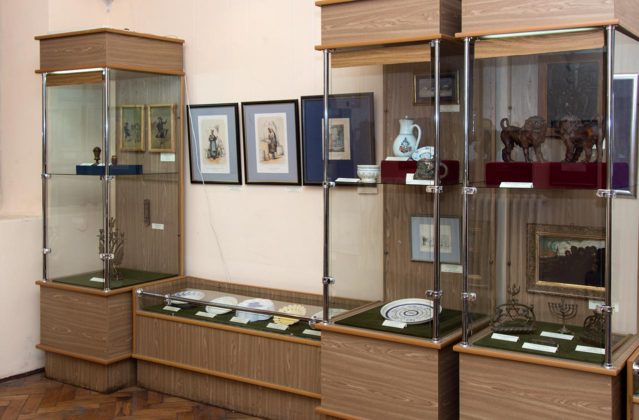 Експозиція виставки &laquo;Раритети єврейської спадщини&raquo;