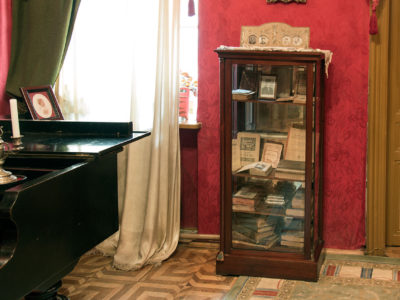 Книжки та журнали, які М. Павлик надсилав С. Крушельницькій. Фрагмент експозиції Музично-меморіального музею Соломії Крушельницької у Львові