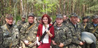 Леся Горова на одному з концертів у зоні АТО