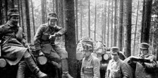 Гора Маківка, 8 березня 1915 року. Хорунжий Зенон Носковський, підхорунжа Олена Степанів, хорунжий Іван Чмола, хорунжий Осип Яримович, кадет-аспірант Софія Галечко. Австрійська поштівка.