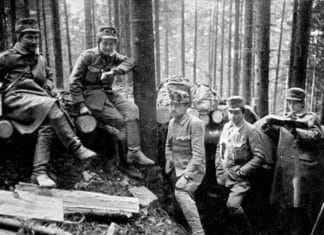 Гора Маківка, 8 березня 1915 року. Хорунжий Зенон Носковський, підхорунжа Олена Степанів, хорунжий Іван Чмола, хорунжий Осип Яримович, кадет-аспірант Софія Галечко. Австрійська поштівка.