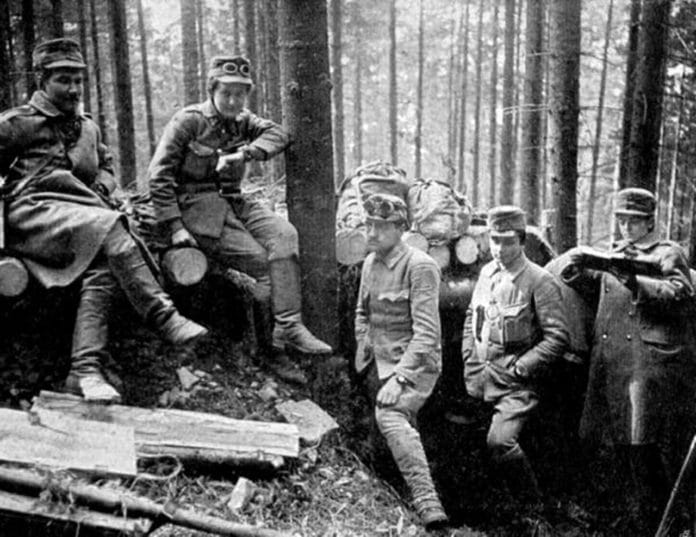 Гора Маківка, 8 березня 1915 року. Хорунжий Зенон Носковський, підхорунжа Олена Степанів, хорунжий Іван Чмола, хорунжий Осип Яримович, кадет-аспірант Софія Галечко. Австрійська поштівка.