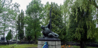 Cкульптурна композиція «Воїн з прапором», 2017 р.