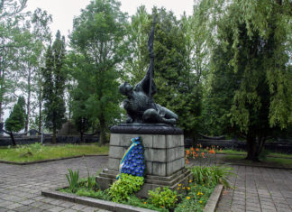 Cкульптурна композиція «Воїн з прапором», 2017 р.