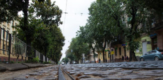 Експозиція фотовиставки "#львів #бруківка #бандери"