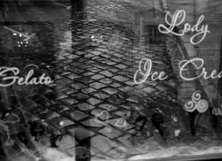 Експозиція фотовиставки "#львів #бруківка #бандери"