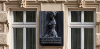 Художньо-меморіальна таблиця на фасаді будинку Соломії Крушельницької. Автор – Еммануїл Мисько, бронза, 1977 р. Фото 2017 р.