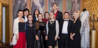 На спільному фото в першому ряді (зліва направо) Анна Раєва, Роксоляна Підлипна, Інна Джумаєва, Аліна Россошанська, Святослав Винник, Ольга Коломієць, в другому ряді - Лі Ке, Віктор Янковський, Катерина Стефанюк, Данило Санітар