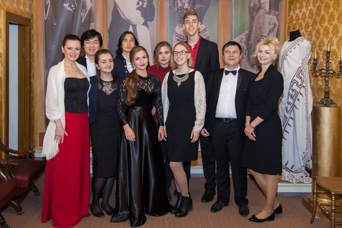 На спільному фото в першому ряді (зліва направо) Анна Раєва, Роксоляна Підлипна, Інна Джумаєва, Аліна Россошанська, Святослав Винник, Ольга Коломієць, в другому ряді - Лі Ке, Віктор Янковський, Катерина Стефанюк, Данило Санітар