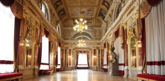 Дзеркальна зала Львівської опери