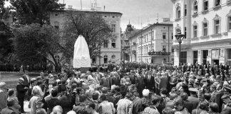 Відкриття пам'ятника Михайла Грушевському у Львові 12 червня 1994 року. Фотографія Любомира Криси