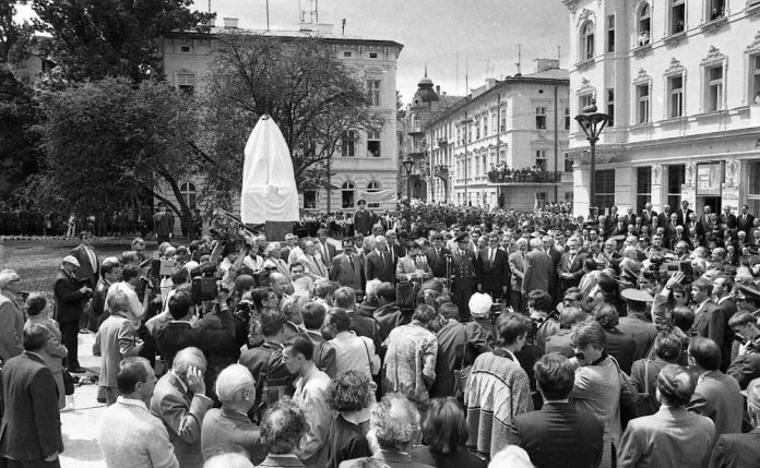 Відкриття пам'ятника Михайла Грушевському у Львові 12 червня 1994 року. Фотографія Любомира Криси Відкриття пам'ятника Михайла Грушевському у Львові 12 червня 1994 року. Фотографія Любомира Криси