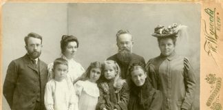 (На фото (зверху): зліва направо: Перший ряд: Сергій Шамрай, Ольга Шамрай, Катерина Грушевська, Главіра Захарівна Грушевська. Другий ряд: Олександр Сергійович Грушевський, Ганна Сергіївна Шамрай (з роду Грушевських), Михайло Сергійович Грушевський, Марія Сильвестрівна Грушевська).