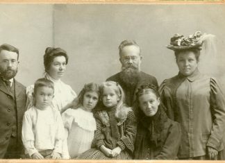 (На фото (зверху): зліва направо: Перший ряд: Сергій Шамрай, Ольга Шамрай, Катерина Грушевська, Главіра Захарівна Грушевська. Другий ряд: Олександр Сергійович Грушевський, Ганна Сергіївна Шамрай (з роду Грушевських), Михайло Сергійович Грушевський, Марія Сильвестрівна Грушевська).