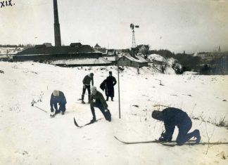 Лещетарська мандрівка керівництва українського “Змагового Союзу” околицями Львова. Перший праворуч Іван Боберський, другий праворуч Петро Франко. Не пізніше 28 лютого 1912 р. З приватного архіву Степана Гайдучка (м. Львів).