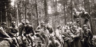 Командири Перемиського Куреня УПА. Зліва направо сидять: надр. СБ «Старий», лікар «Сян» (Вільгельм Вельніке), сотен. «Громенко»; стоять: рай. «Верниволя», кур. лікар «Шувар», бунч. «Соколенко», курінний «Байда», кур. дантист «Зубченко», пвх. «Євген»; сидять на стовбурі: капелан о. «Кадило», окр. СБ «Потап», бунч. «Буркун», ндр. УЧХ «Скала», сотен. «Крилач», зв'язкова «Мотря», сотен. «Ластівка», підп. «Лісовик», заст. сотен. «Лагідний»; стоять на стовбурі: стр. «Білий» і сан. «Кивай». Світлина зроблена 19 квітня 1947 р. Знимкував сотен. «Бурлака».