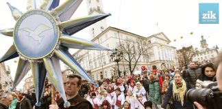 Встановлення триметрового Різдвяного Дідуха у Львові