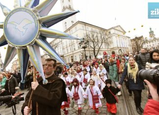 Встановлення триметрового Різдвяного Дідуха у Львові